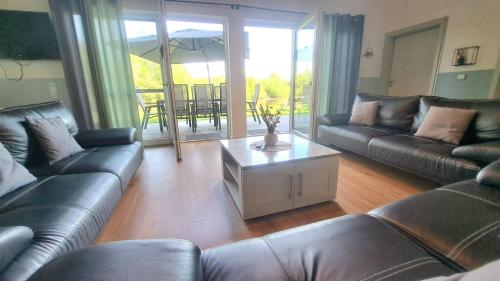 Ferienhaus Deluxe, direkt am See, mit hauseigener Panorama Außensauna, zwei Badezimmern, Tretboot, K in Twist
