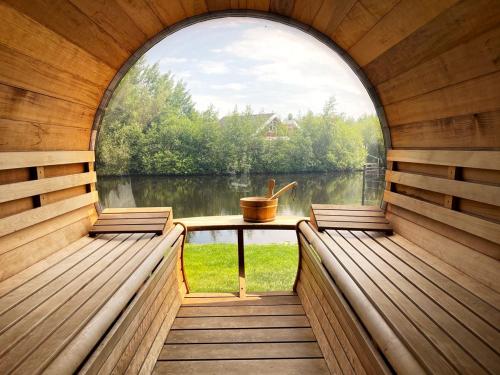 Sauna, Ferienhaus Deluxe, direkt am See, mit hauseigener Panorama Außensauna, zwei Badezimmern, Tretboot, K in Twist