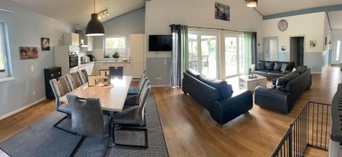 Ferienhaus Deluxe, direkt am See, mit hauseigener Panorama Außensauna, zwei Badezimmern, Tretboot, K in Twist