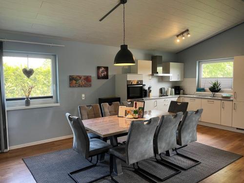 Ferienhaus Deluxe, direkt am See, mit hauseigener Panorama Außensauna, zwei Badezimmern, Tretboot, K in Twist