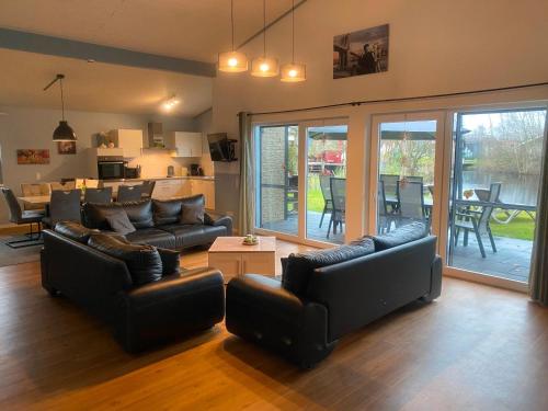 Ferienhaus Deluxe, direkt am See, mit hauseigener Panorama Außensauna, zwei Badezimmern, Tretboot, K in Twist