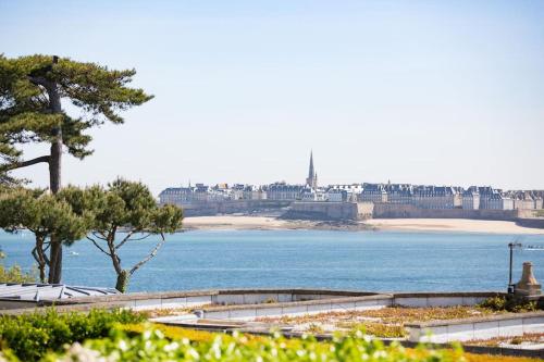 BRETAGNE Pleine vue mer, face aux remparts de Saint Malo - Location saisonnière - Dinard