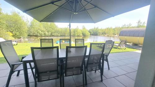 Garden, Ferienhaus Deluxe, direkt am See, mit hauseigener Panorama Außensauna, zwei Badezimmern, Tretboot, K in Twist