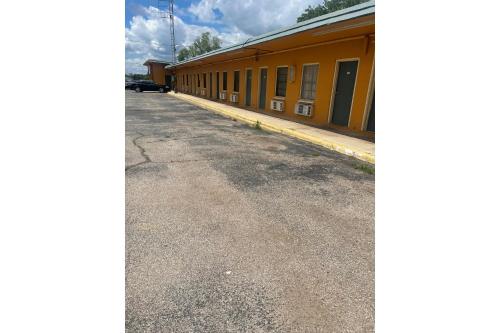 Relax Inn By OYO Clinton in Clinton, USA
