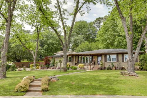 Spacious Atlanta Home w/ Yard ~ 9 Mi to Downtown in Pine Hills Szomszédság