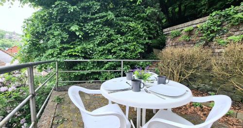 Altan/terrasse, Modernes Apartment mit Einzelbetten, Parkplatz vor der Tur, Wifi, voll ausgestattete Kuche, inklusiv in Altena