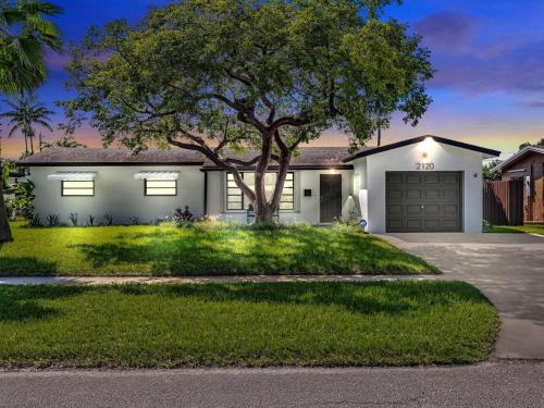Casa Maya 3BR Home with Pool Near Hard Rock Casino in Hollywood, USA