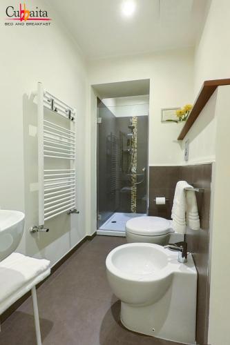 Double Room with Balcony image 7