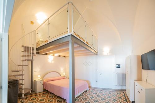 1 queen bed, 2 twin beds
