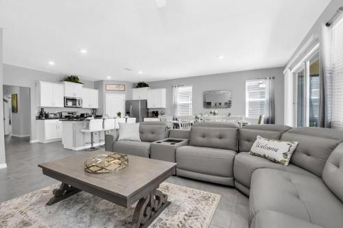 Meticulously Beautiful 6 Bed Family Pool Home-7631OML in Davenport, USA