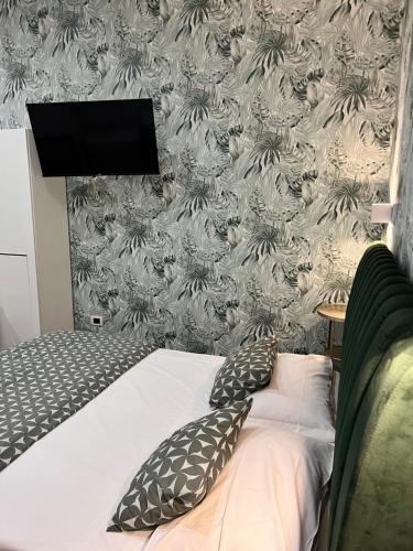 1 king bed, 2 bunk beds
