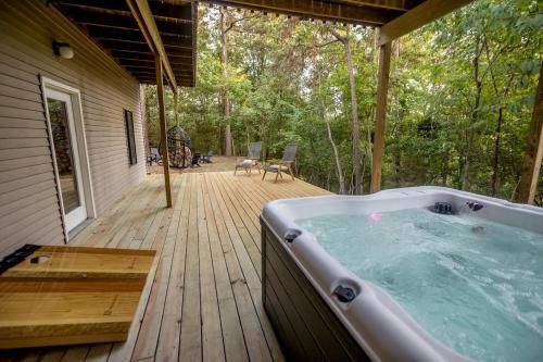 The Eureka House Hot Tub Sleeps 16 in Eureka Springs, USA