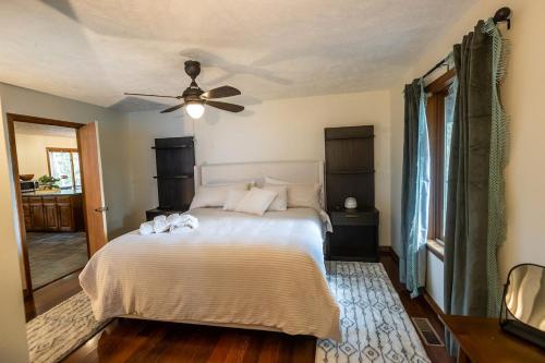 The Eureka House Hot Tub Sleeps 16 in Eureka Springs, USA
