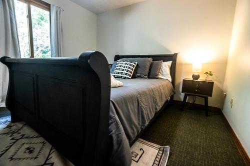 The Eureka House Hot Tub Sleeps 16 in Eureka Springs, USA