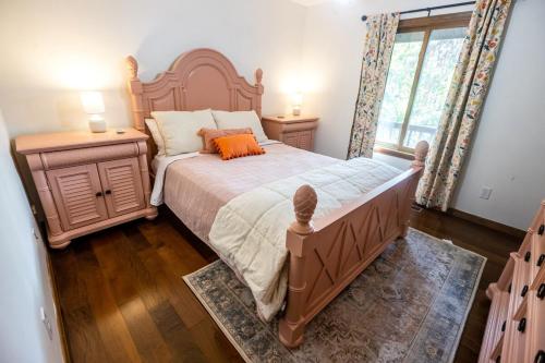 The Eureka House Hot Tub Sleeps 16 in Eureka Springs, USA