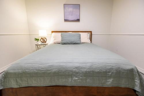The Eureka House Hot Tub Sleeps 16 in Eureka Springs, USA