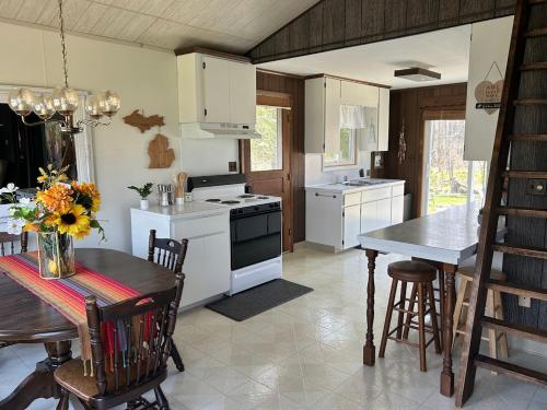 Lakeside Loft - Walk to Lighthouse County Park in Grind Stone City (MI)