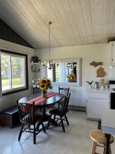 Lakeside Loft - Walk to Lighthouse County Park in Grind Stone City (MI)