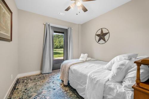 Brush Creek Ranch On 112 Acres of Land Sleeps 12 in Little Flock, USA