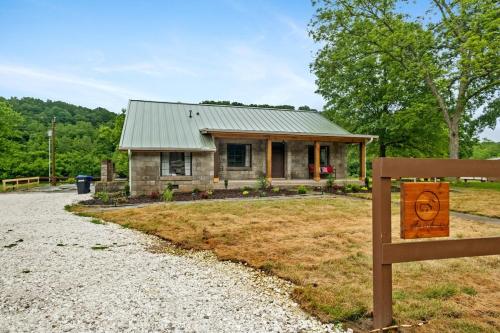 Brush Creek Cottage On 112 Acres of Land Sleeps 6 in Little Flock, USA