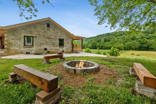 Brush Creek Cottage On 112 Acres of Land Sleeps 6 in Little Flock, USA