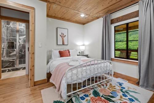 Brush Creek Cottage On 112 Acres of Land Sleeps 6 in Little Flock, USA