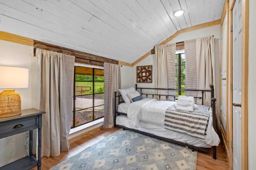Brush Creek Cottage On 112 Acres of Land Sleeps 6 in Little Flock, USA