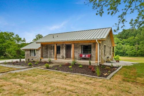 Brush Creek Cottage On 112 Acres of Land Sleeps 6 in Little Flock, USA