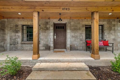 Brush Creek Cottage On 112 Acres of Land Sleeps 6 in Little Flock, USA