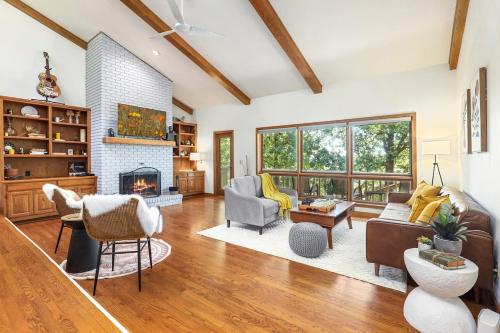 Sundown Hollow Central Fayetteville Sleeps 10 in Fayetteville, USA