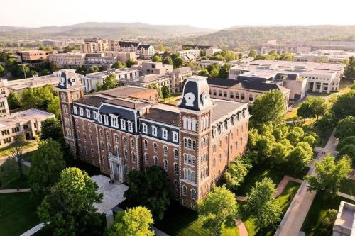 Townhouse On The Hill Walkable to DT in Fayetteville, USA