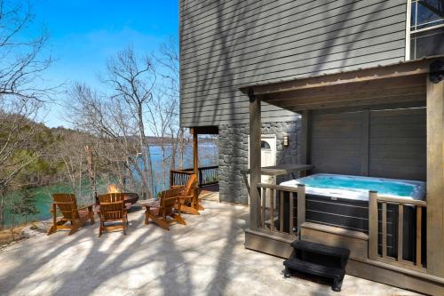 Peace of the Shore On Beaver Lake Sleeps 18 in Eureka Springs, USA