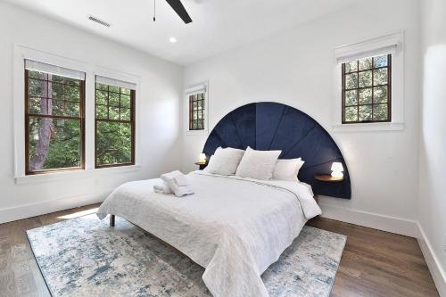 The Sapphire Hot Tub Sleeps 16 in Bentonville, USA