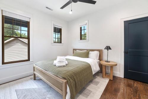 The Sapphire Hot Tub Sleeps 16 in Bentonville, USA