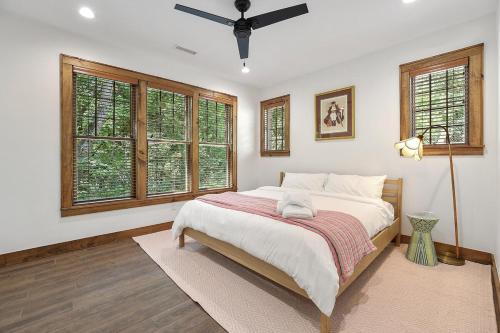 The Sapphire Hot Tub Sleeps 16 in Bentonville, USA