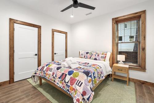 The Sapphire Hot Tub Sleeps 16 in Bentonville, USA
