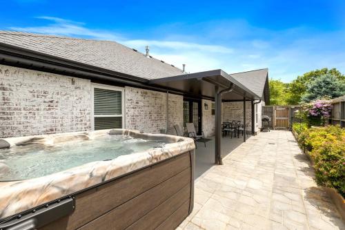 The Coler House Hot tub half mi to Coler MTB in Bentonville, USA