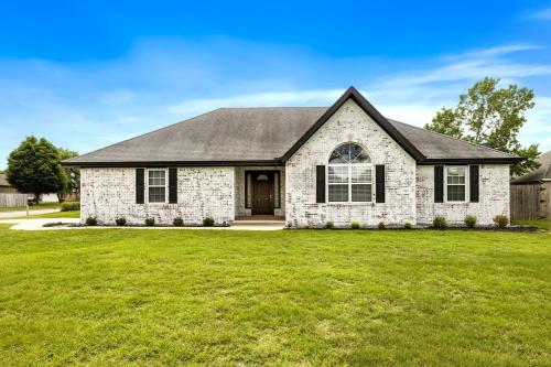 The Coler House Hot tub half mi to Coler MTB in Bentonville, USA