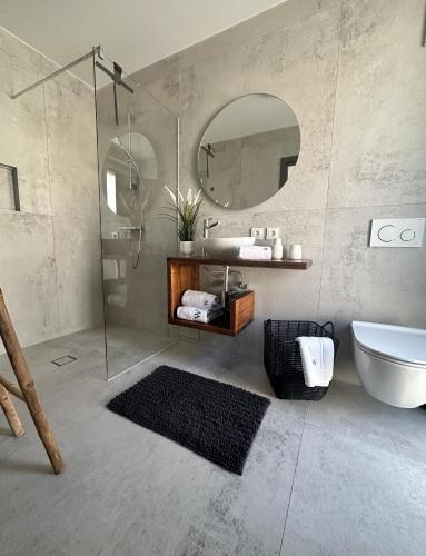 ฝักบัว, Studio 6 in โคมาร์นา