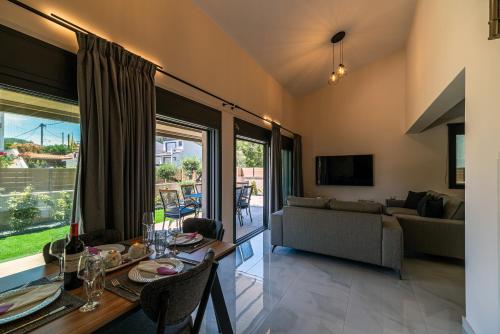 Jagatud salong / TV-ala, Analemma Luxury Villas in Iraklitsa
