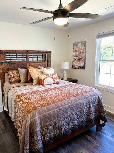 Smith Mountain Lake House Club Retreat!! in Huddleston, USA