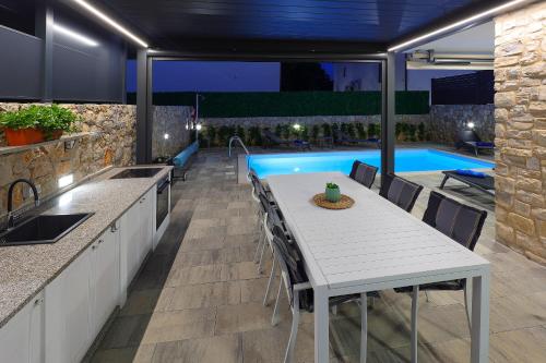Konyha, Holiday house ZOROO with private pool in Sveti Anton