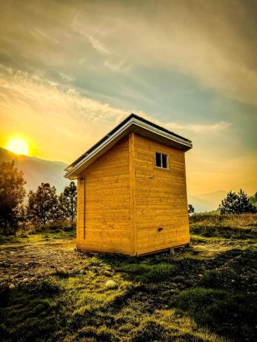 . Lakeside Castlegar Cabins
