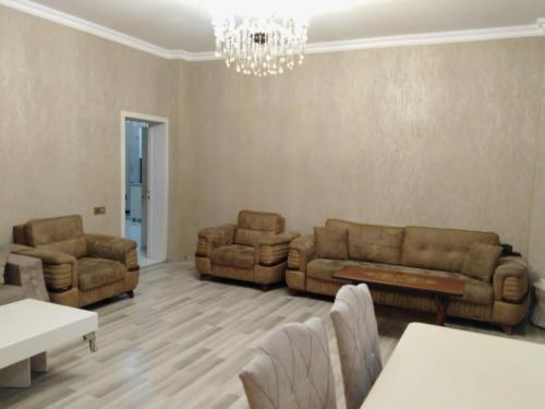 . 3 Bedrooms 28 MAJ metro