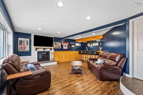 Waterfront 5 Bedroom Near BWI Annapolis Baltimore in Glen Burnie