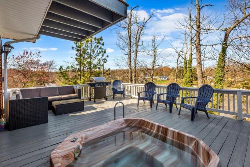 Waterfront 5 Bedroom Near BWI Annapolis Baltimore in Glen Burnie