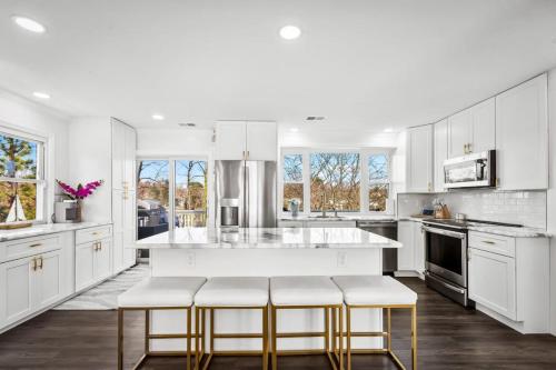 Waterfront 5 Bedroom Near BWI Annapolis Baltimore in Glen Burnie