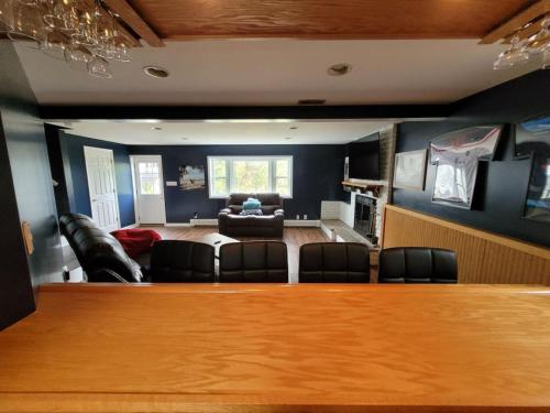 Waterfront 5 Bedroom Near BWI Annapolis Baltimore in Glen Burnie