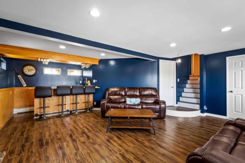 Waterfront 5 Bedroom Near BWI Annapolis Baltimore in Glen Burnie