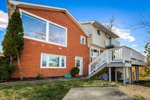 Waterfront 5 Bedroom Near BWI Annapolis Baltimore in Glen Burnie